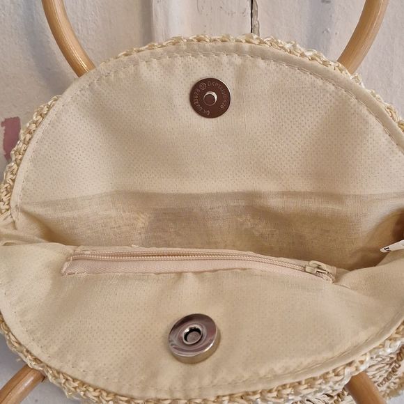 Elegant Tan Woven Handbag - Picture 3 of 6